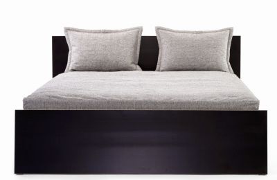 Stockholm Bett von Richard Lampert, Birke Multiplex, hohes Kopfteil, schwarz, 160 cm breit.